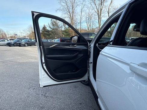 Used 2023 Jeep Grand Cherokee Altitude image 25