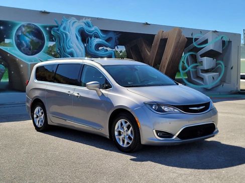 Used 2018 Chrysler Pacifica Touring-L Plus w/ Advanced Safetytec Group image 5
