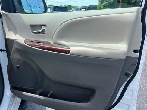 Used 2014 Toyota Sienna XLE w/ XLE Premium Package FWD image 18