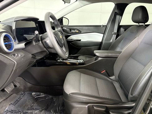 Used 2024 Chevrolet Trax LT FWD image 25