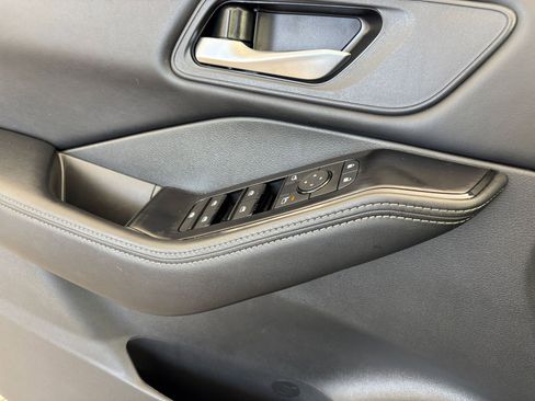 Used 2025 Nissan Rogue SV image 18