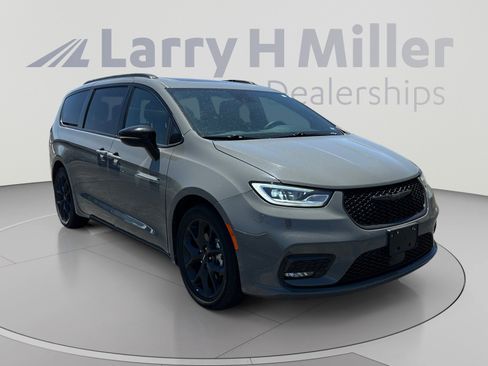 Used 2025 Chrysler Pacifica Limited FWD image 7
