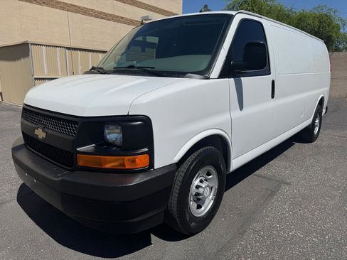 Used 2017 Chevrolet Express 3500 Extended RWD image 3