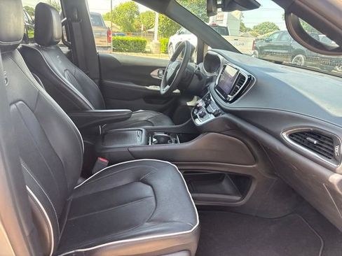 Used 2023 Chrysler Pacifica Limited w/ S Appearance Package AWD/4WD image 10