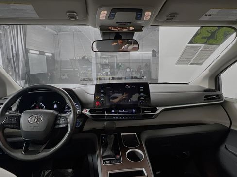 Used 2023 Toyota Sienna LE image 30