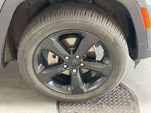 Used 2022 Jeep Grand Cherokee Altitude RWD image 6