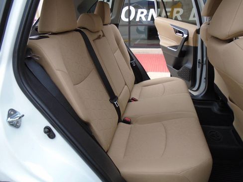 Used 2021 Toyota RAV4 XLE image 11