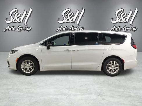 Used 2025 Chrysler Pacifica Select image 16