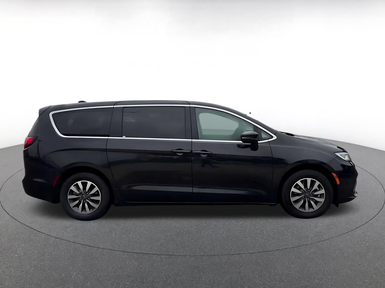 Used 2023 Chrysler Pacifica Touring-L FWD image 15
