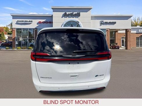 Used 2024 Chrysler Pacifica Limited FWD image 6