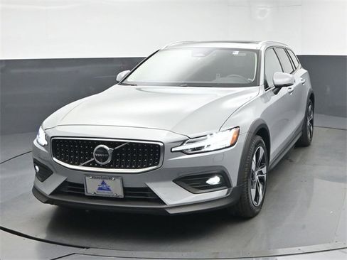 Used 2024 Volvo V60 B5 Cross Country Plus image 3