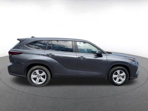 Used 2025 Toyota Highlander LE image 16