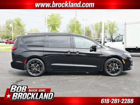 Used 2025 Chrysler Pacifica Limited FWD image 2