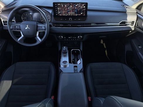 Used 2025 Mitsubishi Outlander SE image 11
