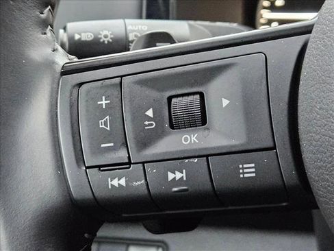 Used 2025 Nissan Pathfinder SV image 24