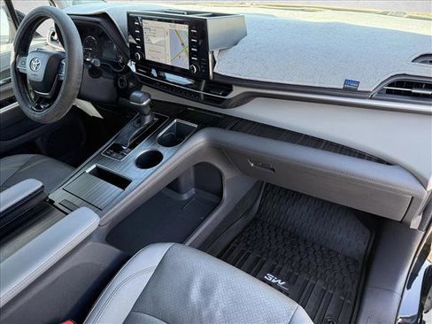 Used 2022 Toyota Sienna Limited image 13