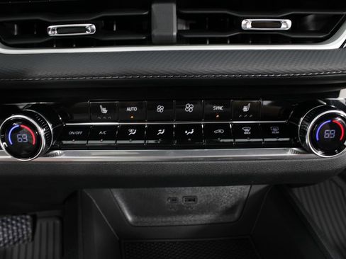 New 2027 Chevrolet Equinox LT w/ Convenience Package II FWD image 6
