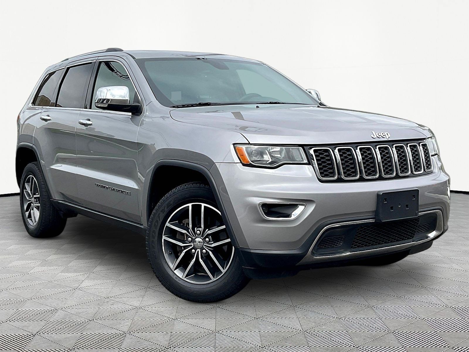 Used 2017 Jeep Grand Cherokee Limited AWD/4WD image 3