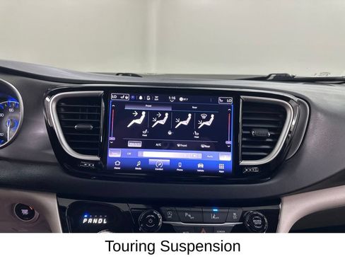 Used 2023 Chrysler Pacifica Touring-L FWD image 43