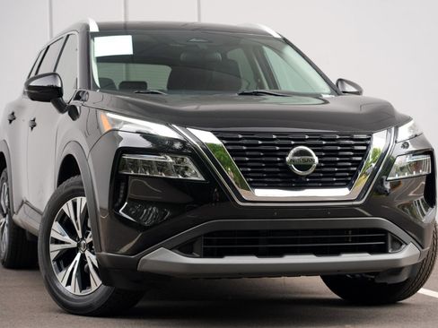 Used 2021 Nissan Rogue SV w/ Premium Package FWD image 2