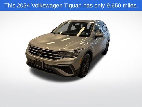 Used 2024 Volkswagen Tiguan SE w/ Panoramic Sunroof Package image 1
