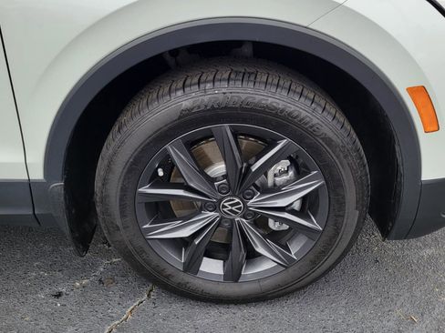 Certified 2023 Volkswagen Tiguan SE w/ Panoramic Sunroof Package image 15