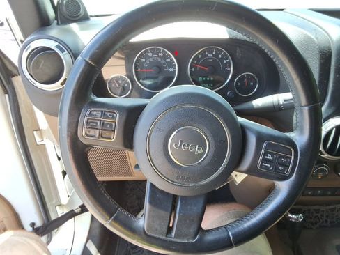 Used 2014 Jeep Wrangler Unlimited Sahara w/ Connectivity Group AWD/4WD image 13