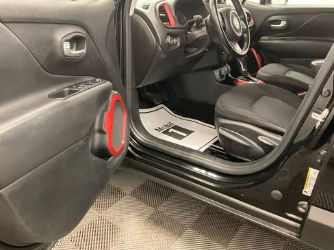 Used 2019 Jeep Renegade Trailhawk w/ Cold Weather Group II image 4