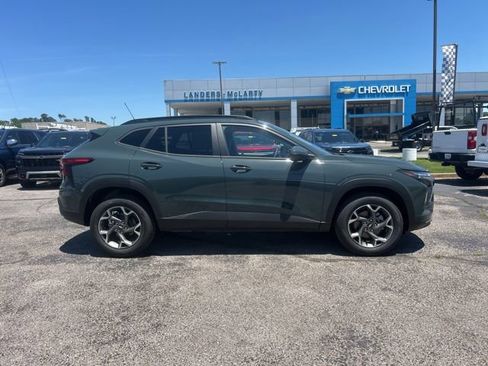 New 2026 Chevrolet Trax LT FWD image 2