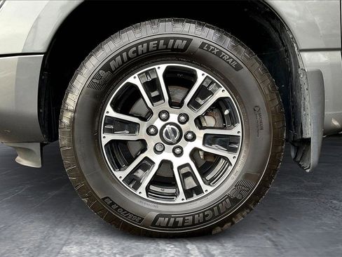 Used 2020 Nissan Titan SV w/ SV Convenience Package image 27