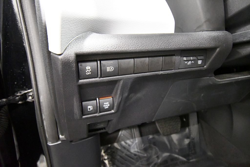 Used 2025 Toyota Sienna LE FWD image 19