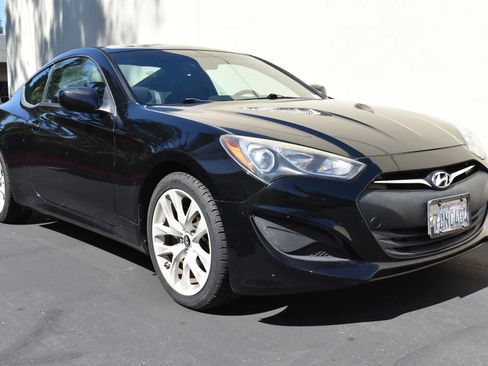 Used 2013 Hyundai Genesis 2.0T RWD image 3