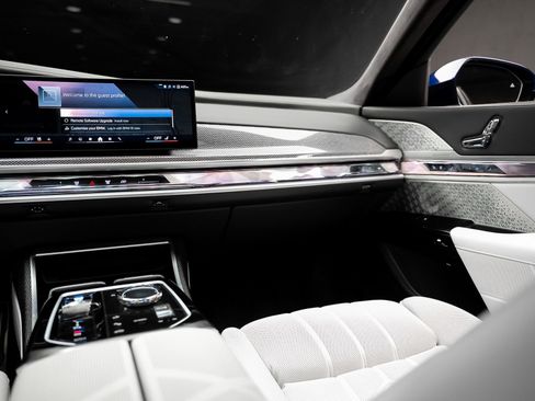 Used 2023 BMW i7 xDrive60 image 41