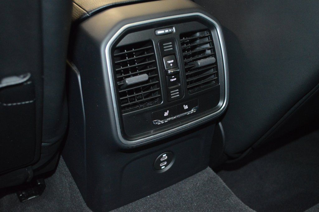 Certified 2025 Porsche Macan AWD/4WD image 36