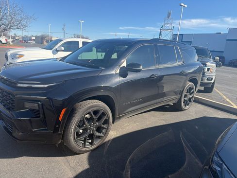 Used 2024 Chevrolet Traverse RS image 1