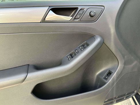 Used 2017 Volkswagen Jetta SE image 14