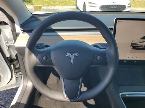 Used 2023 Tesla Model 3 Standard Range image 18