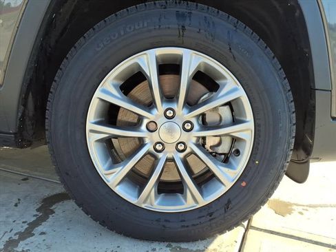 Used 2019 Jeep Cherokee Latitude Plus w/ Comfort/Convenience Group image 9