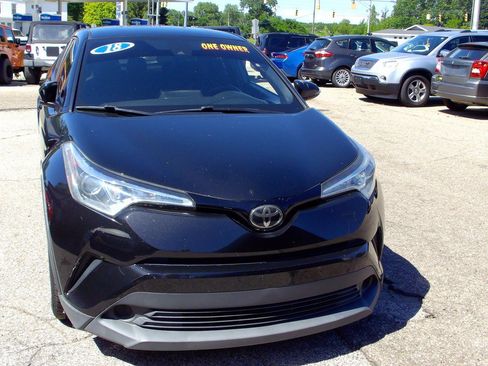 Used 2018 Toyota C-HR XLE FWD image 3
