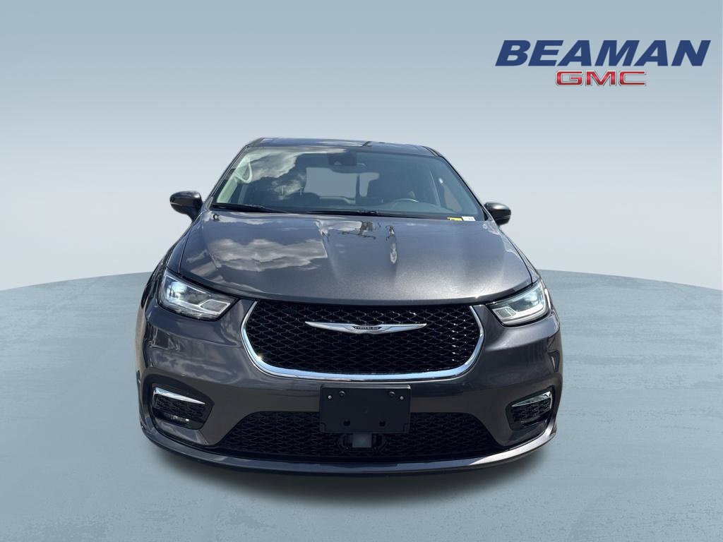 Used 2023 Chrysler Pacifica Touring-L FWD image 2