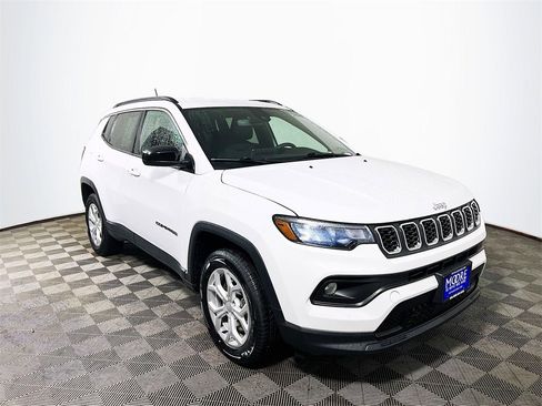 Used 2024 Jeep Compass Latitude image 1