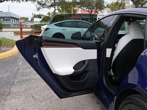 Used 2022 Tesla Model S image 26