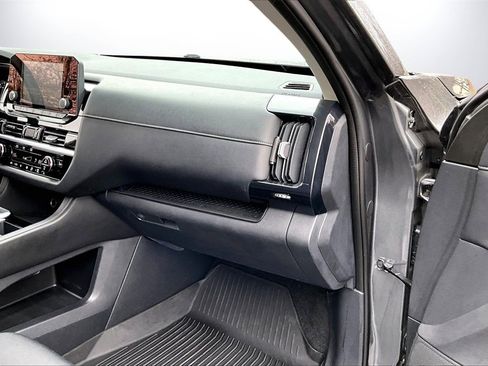 Used 2022 Nissan Pathfinder SV image 18