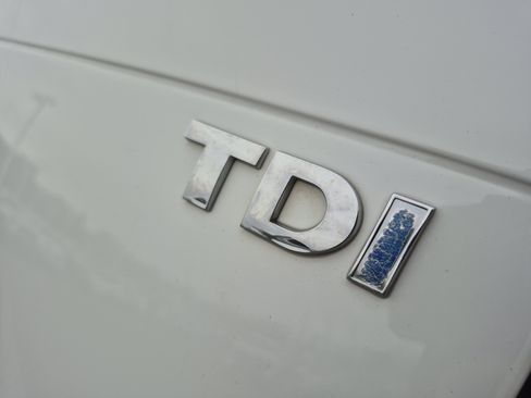 Used 2014 Volkswagen Touareg Sport image 21