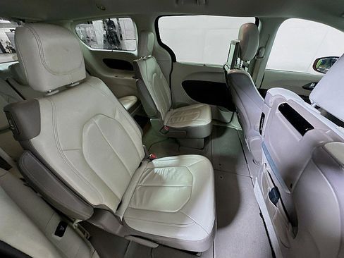 Used 2018 Chrysler Pacifica Touring-L Plus w/ Tire & Wheel Group image 27