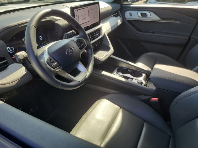 Used 2026 Ford Explorer Active w/ Active Comfort Package RWD image 3