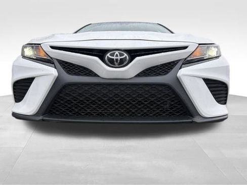 Used 2019 Toyota Camry SE image 2