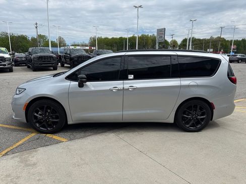 Used 2023 Chrysler Pacifica Limited w/ S Appearance Package FWD image 8