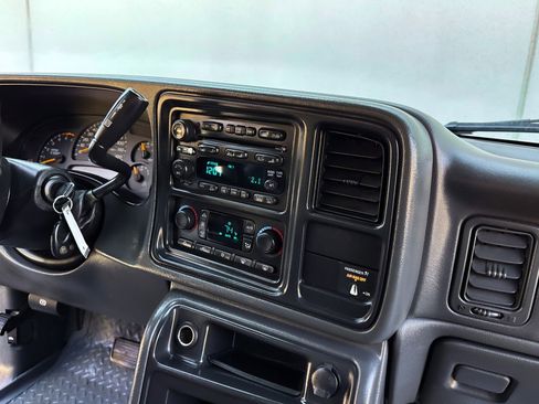 Used 2005 GMC Sierra 3500 SLT image 29