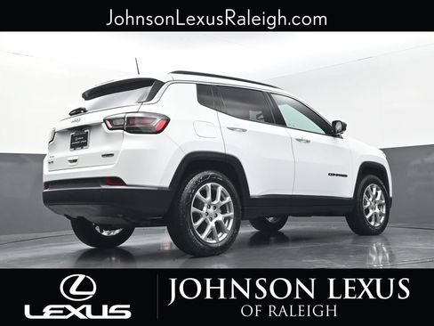 Used 2023 Jeep Compass Latitude w/ Sun and Sound Group AWD/4WD image 19